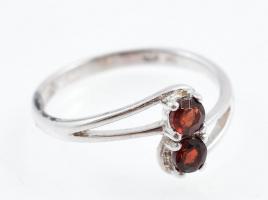 Ezüst(Ag) gyűrű piros kövekkel, jelzett, méret: 57, bruttó: 1,94 g