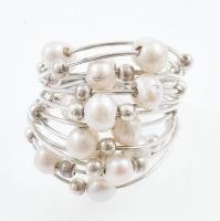 Ezüst(Ag) gyűrű tenyésztett gyöngyökkel, jelzés nélkül, méret: 60, bruttó: 8,9 g