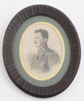 cca 1916-18 IV. Károly portréfotója, Bécs, Verlag von R. Lechner (Wilh. Müller) műterméből, ovális üvegezett fakeretben, fotón sérülésekkel! 11,5x8,5cm
