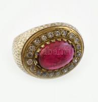 Aranyozott ezüst(Ag) gyűrű rubin kővel, jelzett, méret: 58, bruttó: 11,6 g