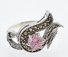 Ezüst(Ag) gyűrű rózsaszín kővel, jelzés nélkül, méret: 56, bruttó: 4,2 g