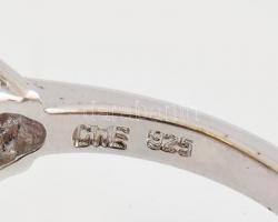 Ezüst(Ag) gyűrű zafírral, jelzett, méret: 51, bruttó: 3,9 g