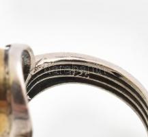 Ezüst(Ag) gyűrű zöld kővel, jelzett, méret: 56, bruttó: 7,8 g