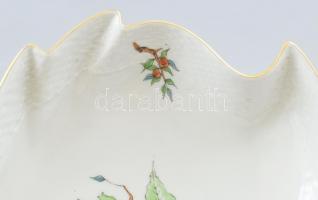Herendi csipkebogyó mintás leveles kínáló. Kézzel festett, jelzett, hibátlan. 23,5x20 cm