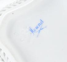 Herendi csipkebogyó mintás fonott tálka. Kézzel festett, jelzett, virágokon apró lepattanás. D: 11 c...