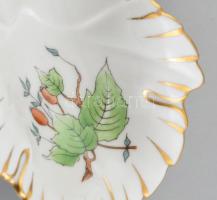 Herendi csipkebogyó mintás leveles tálka. Kézzel festett, jelzett, kopásnyomokkal. 14x9 cm