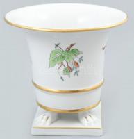 Herendi csipkebogyó mintás körmös váza. Kézzel festett, jelzett, kopásnyomokkal. M: 13 cm