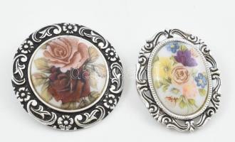 2 db porcelán betétes fém bross 4 cm, 3,5 cm