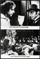 1975 ,,Sherlock Holmes legkedvesebb bátyjának kalandja című amerikai film jelenetei és szereplői (köztük Gene Wilder), 17 db vintage produkciós filmfotó, ezüst zselatinos fotópapíron, 18x24 cm