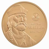 ifj. Szlávics László (1959-) 2011. Nagy Magyarok / Árpád fejedelem aranyozott Cu emlékérem tanúsítvánnyal (40mm) T:PP