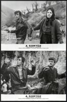 cca 1982 ,,A sortűz című jugoszláv film jelenetei és szereplői, 10 db vintage produkciós filmfotó, ezüst zselatinos fotópapíron, 18x24 cm