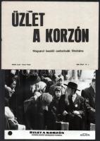 cca 1964 ,,Üzlet a korzón" című csehszlovák filmdráma jelenetei és szereplői, 25 db vintage produkciós filmfotó, ezüst zselatinos fotópapíron, a film 1942-ben játszódik és bemutatja a zsidó emberek sorsának változásait, + hozzáadva egy szöveges kisplakát, + hozzáadva 2 db rövid filmismertető reklám kiadványt, 18x24 cm