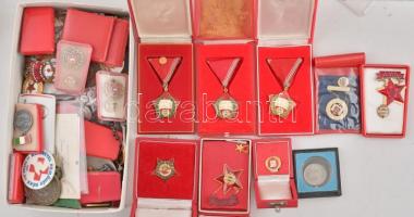 Tartalmas, egy doboznyi jelvényből és kitüntetésből álló tétel, főleg a szocialista időszakból T:vegyes