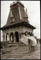 cca 1985 A csalafinta szél tudhatta, hogy bugyi nélkül sétálgat a kastély úrnője, 1 db vintage NEGATÍV Marinkay István (1920-?) veszprémi fotóművész hagyatékából, 24x36 mm