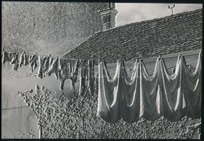 1972 Vincze János (1922-1999) kecskeméti fotóművész hagyatékából, feliratozott vintage fotóművészeti alkotás, ezüst zselatinos fotópapíron, szolarizálva, 19x27,7 cm
