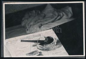cca 1935 Thöresz Dezső (1902-1963) békéscsabai gyógyszerész és fotóművész hagyatékából  jelzés nélküli vintage fotó (pipás csendélet), ezüst zselatinos fotópapíron, 6x8,5 cm