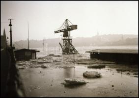 cca 1939 Budapest, magas vízállás a Dunán, az alsó rakpartokon, raktárakat és gépeket öntött el a jeges ár, 2 db vintage NEGATÍV, 4,5x6 cm