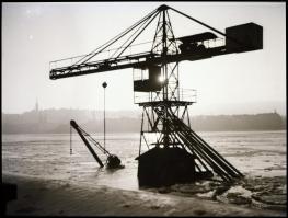 cca 1939 Budapest, magas vízállás a Dunán, az alsó rakpartokon, raktárakat és gépeket öntött el a je...