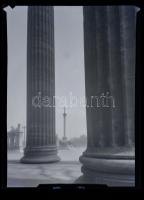 cca 1962 Budapest, a Hősök tere a Szépművészeti Múzeum oszlopai közül fényképezve, professzionális vintage NEGATÍV, perspektivikusan korrigálva, Kotnyek Antal (1921-1990) budapesti fotóriporter hagyatékából, 12x9 cm-es síkfilm