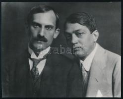 cca 1910 Babits Mihály (1883-1941) és Ady Endre (1877-1919), 1 db fotó Fekete György (1904-1990) budapesti fényképész gyűjteményéből (vélhetően reprodukció és későbbi nagyítás), 12x15cm