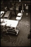 1989 Özönvíz Budán, a XII. kerületi Maros utcában készült 13 db vintage NEGATÍV bemutatja, hogy a nagy mennyiségű esővíz térdig ért a gyalogosoknak, s tengelyig a gépkocsiknak, 24x36 mm