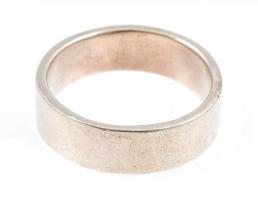 Ezüst(Ag) gyűrű, jelzett, karcolásokkal, méret: 61, nettó: 6,7 g