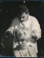 1960 Országos fodrászverseny, fodrász munka közben, hátoldalán feliratozott fotó, 12x9 cm