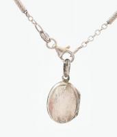 Ezüst(Ag) hengeres nyaklánc kinyitható medállal, jelzett, h: 42 cm, nettó: 6,3 g