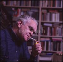 Kömendi János (1927-2008) színművész cigarettára gyújt, diapozitív, 6x6 cm