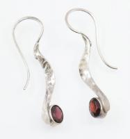 Ezüst(Ag) modern fülbevalópár kővel, jelzett, h: 3,5 cm, bruttó: 4,3 g