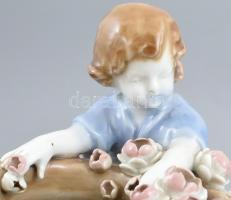 Austria porcelán váza. Virágos, kisfiús. Jelzett, egy kis lepattanással a virágon. m:31 cm