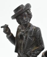 Öntöttvas dohányzó matróz szobor. Jelzés nélkül. m: 18 cm