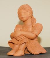 Illár Erzsébet (1940- ) szobrásznő szignált "ülő kislányka" agyagfigurája, 14cm-es magassággal