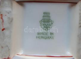 Kis méretű Zsolnay porcelán kulacs, vállra akasztható kis kötelével, virág díszítéssel és 10cm-es ma...