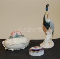 3 darabból álló német porcelán tétel: Vörös gém (25cm magas), díszes kis cukorkatartó (7.5cm széles) és egy 18cm hosszú, rózsadomborműves bonbontartó