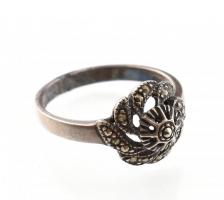 Ezüst(Ag) gyűrű markazittal, jelzett, méret: 53, bruttó: 2,7 g