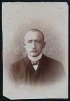 1909 Oeffner Rudolf (1883-1915) számvevőszéki fogalmazó, hopnvéd szakaszvezető portréja, fotó sarokhiánnyal, hátoldalon feliratozva, 9,5×6,5 cm