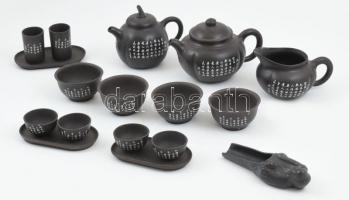 Autentikus kínai teáskészlet, kínai kőedény, kézzel készült. Jelzett, egyik csészén apró lepattanás.