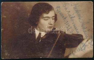 1919 Stark Frigyes hegedűvel, dedikált fotó, kopásnyomokkal, 8,5×13,5 cm