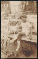 cca 1915 Gyermek játékokkal, fotó, 13,5×8,5 cm
