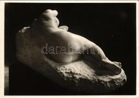 Liegende. Wiener Künstlerhaus / Erotic nude lady sculpture s: Prof. Michael Drobil (apró lyuk / tiny pinhole)