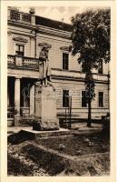 Ipolyság, Sahy; Mestsky dom a legionársky pomnik / Városháza és legionáriusok szobra / town hall, monument