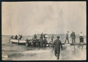 1903 Siófok, kompról leszállók a Balaton partjánál, hátoldalán feliratozott fotó, apró sérüléssel, 10x7 cm