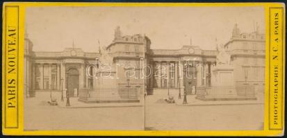 cca 1890-1900 Corps législatif, A francia törvényhozó testület épületének keményhátú sztereófotója, Paris Nouveau Photographie N.C. a Paris, a hátoldalán feliratozva, a felületén apró foltokkal, 8x17 cm