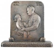 1957. Gyermekorvos emlékplakett talppal, asztali dísznek kialakítva, jubileumi 1937. X. 30. - 1957. X. 30. gravírozással (93x104mm) T:2 hátoldalon ragasztónyom