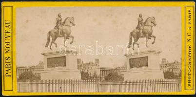 cca 1890-1900 IV. Henrik lovasszobrának (Pont Neuf, Paris) keményhátú sztereófotója, Paris Nouveau Photographie N.C. a Paris, a hátoldalán feliratozva, a felületén apró foltokkal, 8x17 cm