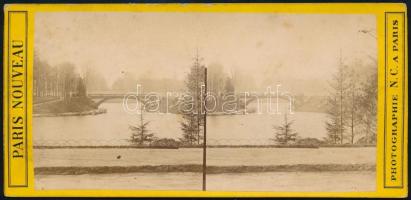 cca 1890-1900 Bois de Boulogne, a Boulogne-i park keményhátú sztereófotója, Paris Nouveau Photographie N.C. a Paris, a hátoldalán feliratozva, a felületén apró foltokkal, 8x17 cm