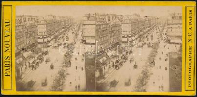 cca 1890-1900 Boulevard de Sébastopol, a Sebastopol körút keményhátú sztereófotója, Paris Nouveau Photographie N.C. a Paris, a hátoldalán feliratozva, a felületén kis lyukakkal, 8x17 cm