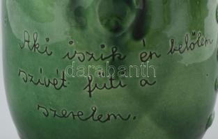 Karcagi Miska kancsó, színesen festett kerámia, apró csorbák, jelzett: Szabó, Felirat: ,,Aki iszik é...