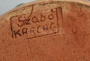 Karcagi Miska kancsó, színesen festett kerámia, apró csorbák, jelzett: Szabó, Felirat: ,,Aki iszik é...